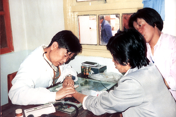 90年代，我所到皋兰什川乡开展“学雷锋，为民服务”活动
